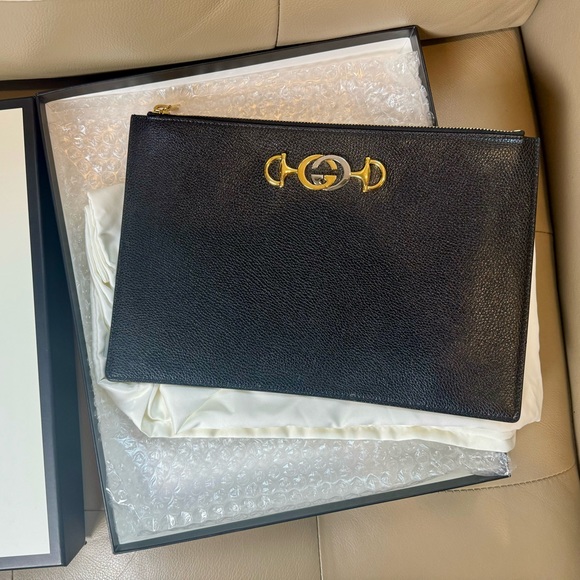 GUCCI▪️Grained Leather Zumi Pouch - Picture 2 of 11